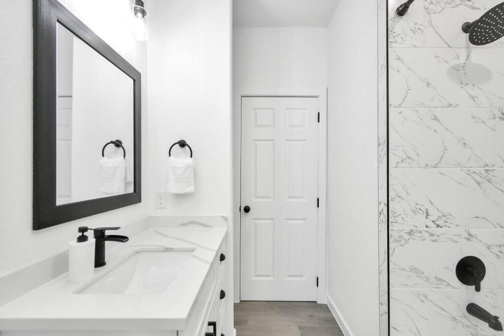 Grand Luxe Retreat - Sleeps 8 - Free Parking - Near Med Center & Nrg Casa de Férias