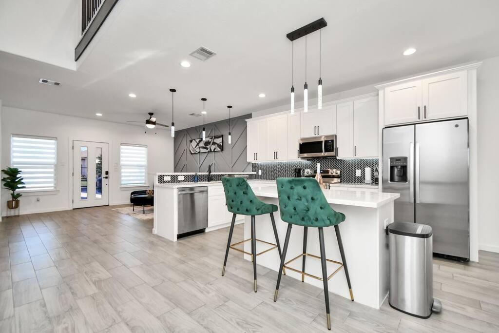 Grand Luxe Retreat - Sleeps 8 - Free Parking - Near Med Center & Nrg Houston