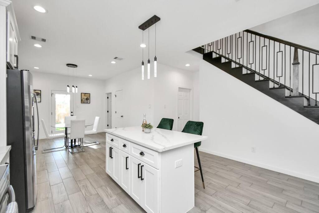 Grand Luxe Retreat - Sleeps 8 - Free Parking - Near Med Center & Nrg Houston